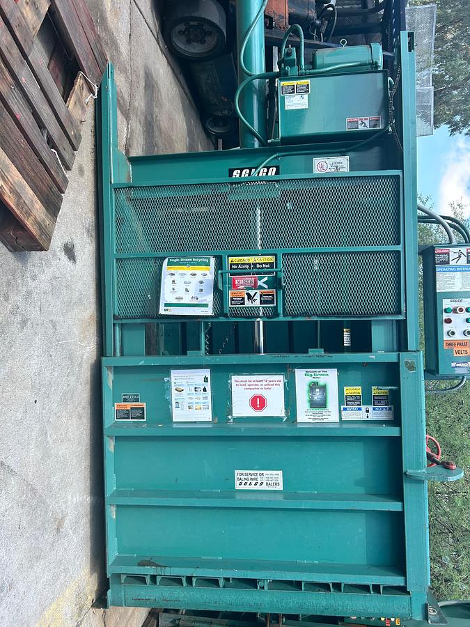 Used SELCO DOWNSTROKE VERTICAL BALER