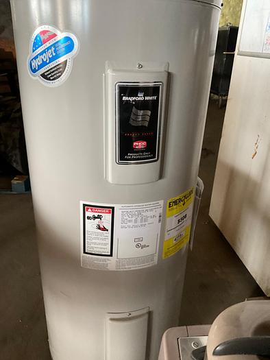 Used BRADFORD WHITE WATER HEATER; M240S6DS ./