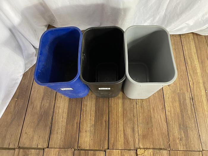 Used 7 GAL. RECTANGULAR PLASTIC WASTEBASKET