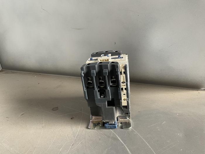 Used SCHNEIDER ELECTRIC CONTACTOR 3 POLE; LC1D40 !
