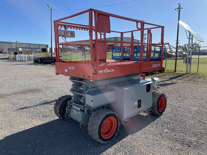 Used Scissor Lift-32' 4Wd Engine*