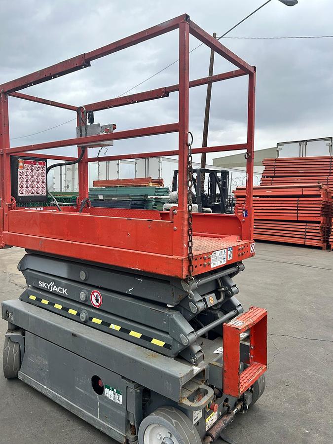 Used SKYJACK 3219 SCISSOR LIFT