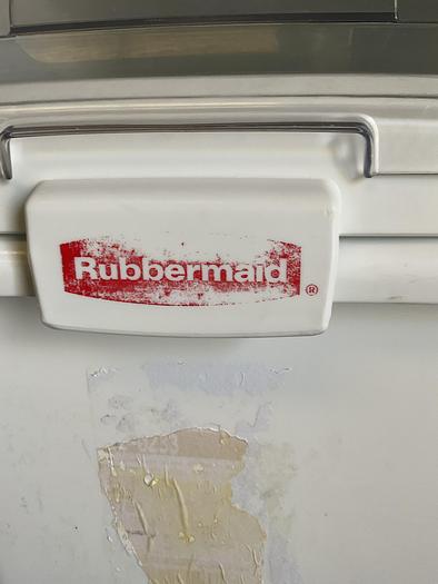 Used RUBBERMAID WHITE INGREDIENT BIN WITH LID