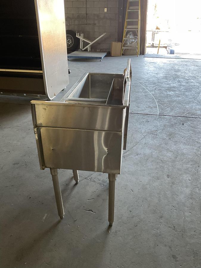 Used STAINLESS STEEL DOUBLE COMPARTMENT BAR SINK