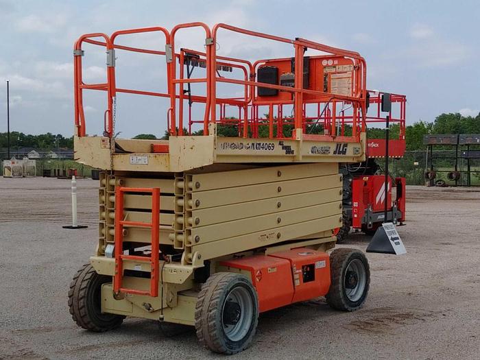 Used Scissor Lift-40' 4Wd Hybrid Electric