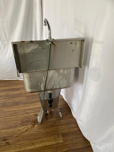 Used HANDS FREE COMMERCIAL HAND WASH SINK WITH/BASE AND FOOT PEDAL*