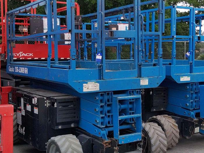 Used Scissor Lift-32' 4Wd Engine