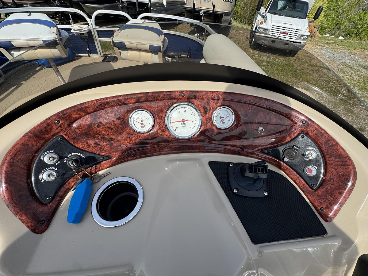 Used Sun Tracker 20 DLX Fishing Barge