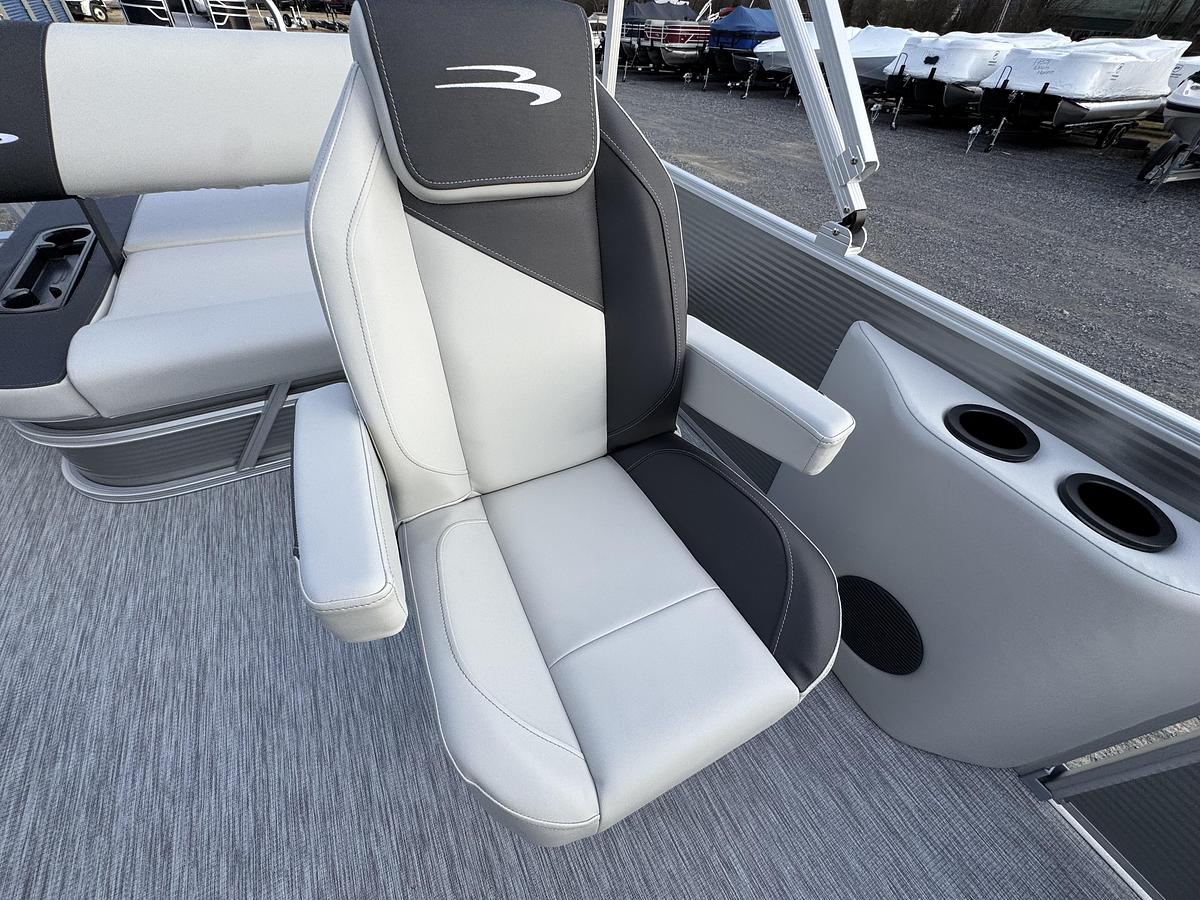 2026 Bennington 22 SSB-Tritoon