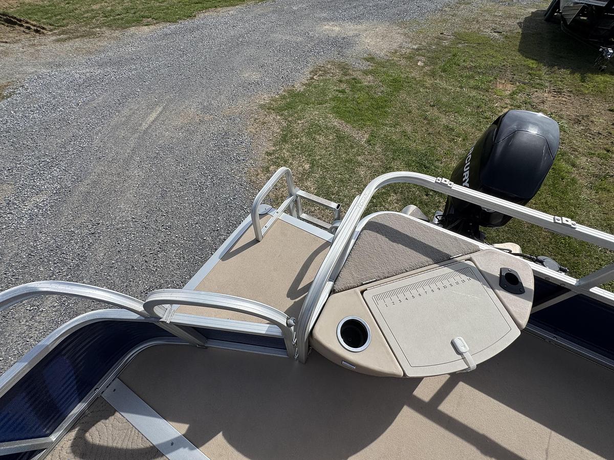 Used Sun Tracker 20 DLX Fishing Barge
