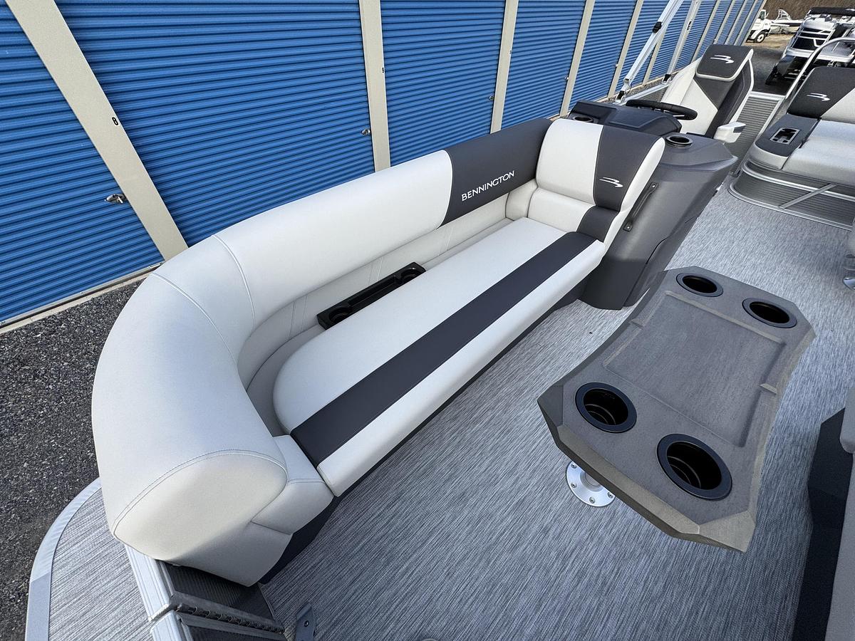 2026 Bennington 22 SSB-Tritoon