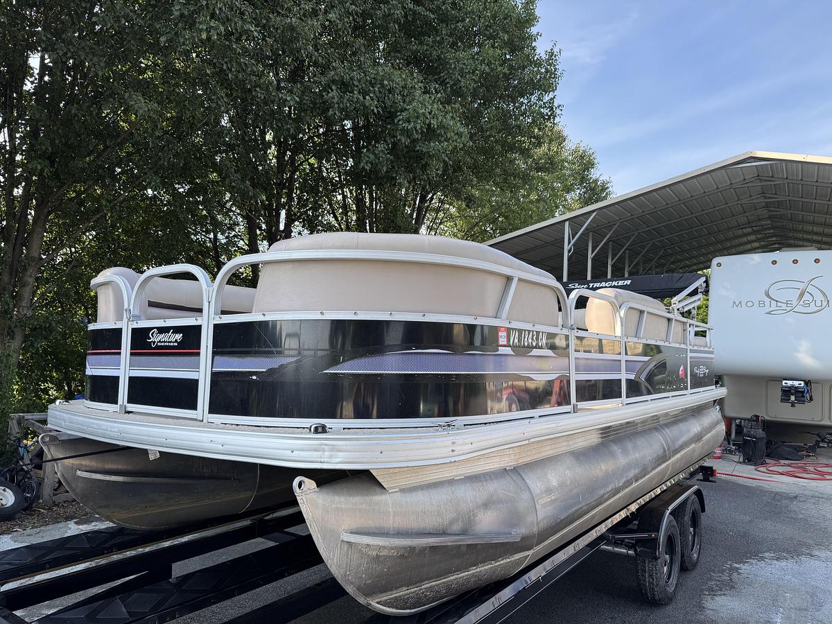 Used 2015 Sun Tracker Party Barge 22 DLX
