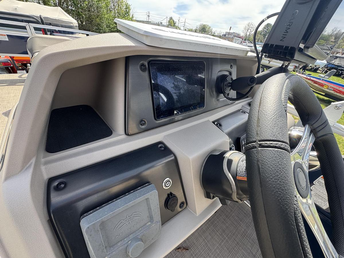 Used Sun Tracker 20 DLX Fishing Barge