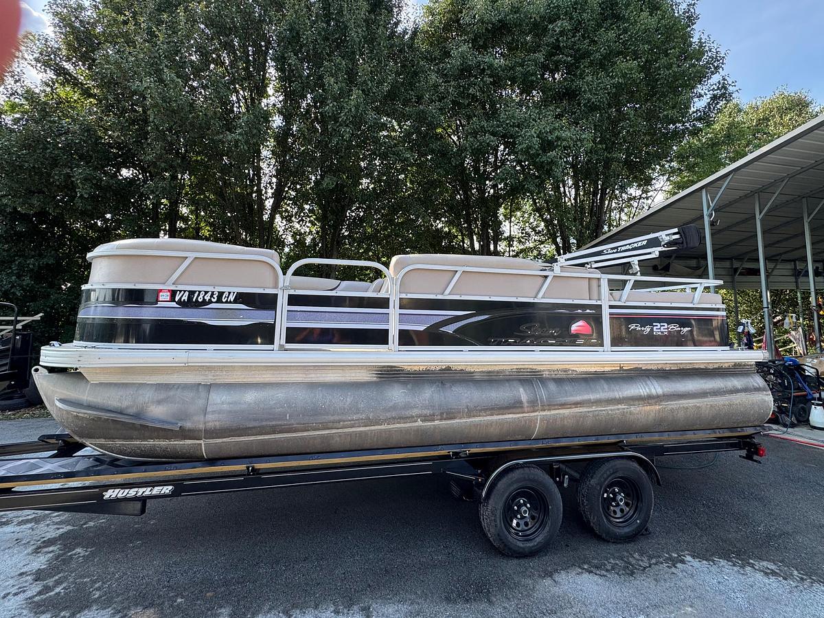 Used 2015 Sun Tracker Party Barge 22 DLX