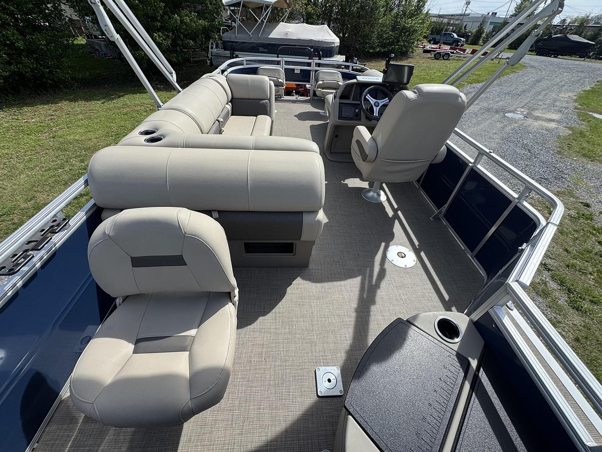 Used Sun Tracker 20 DLX Fishing Barge