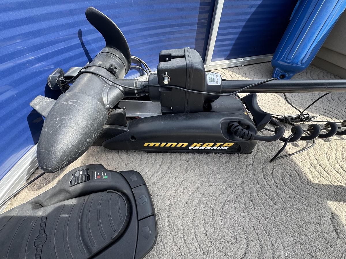 Used Sun Tracker 20 DLX Fishing Barge