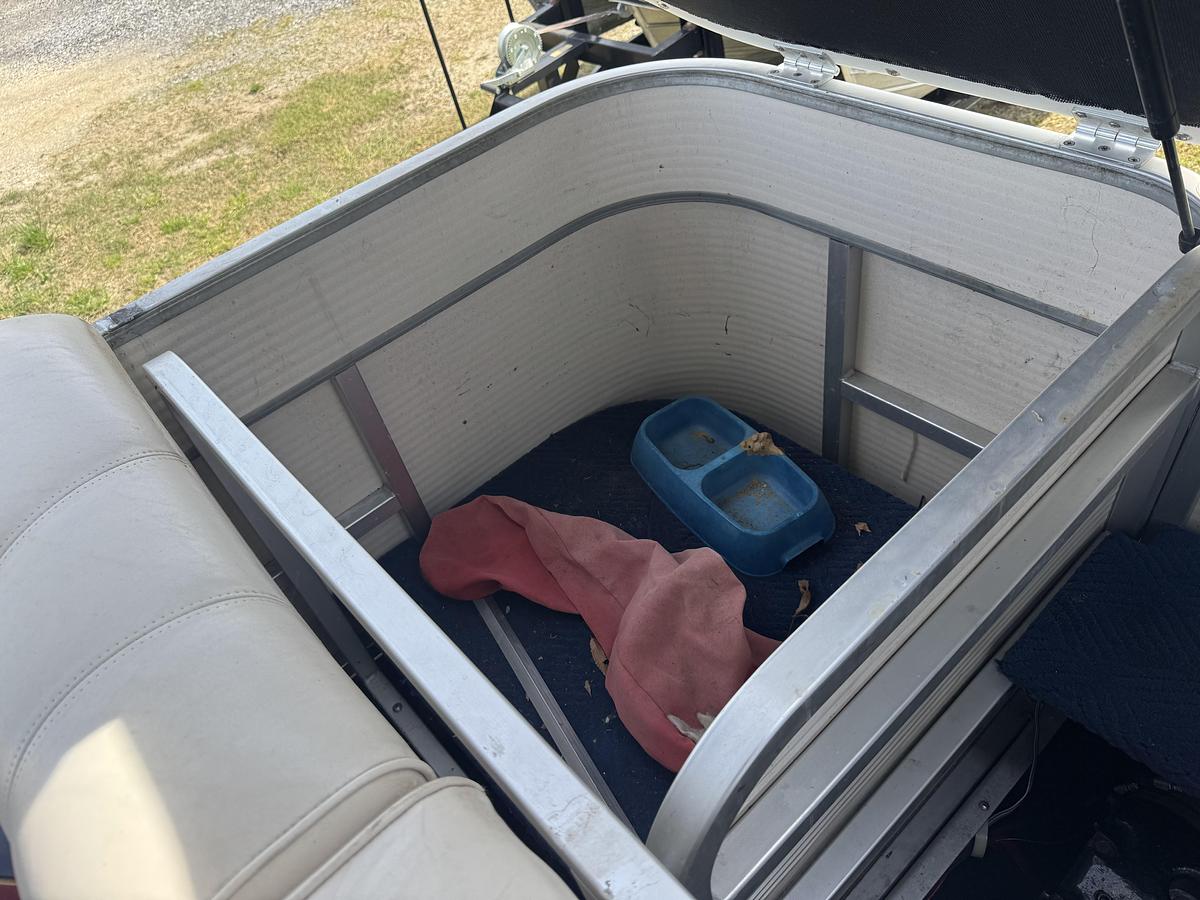 Used 2001 Sylvan Capri 8526