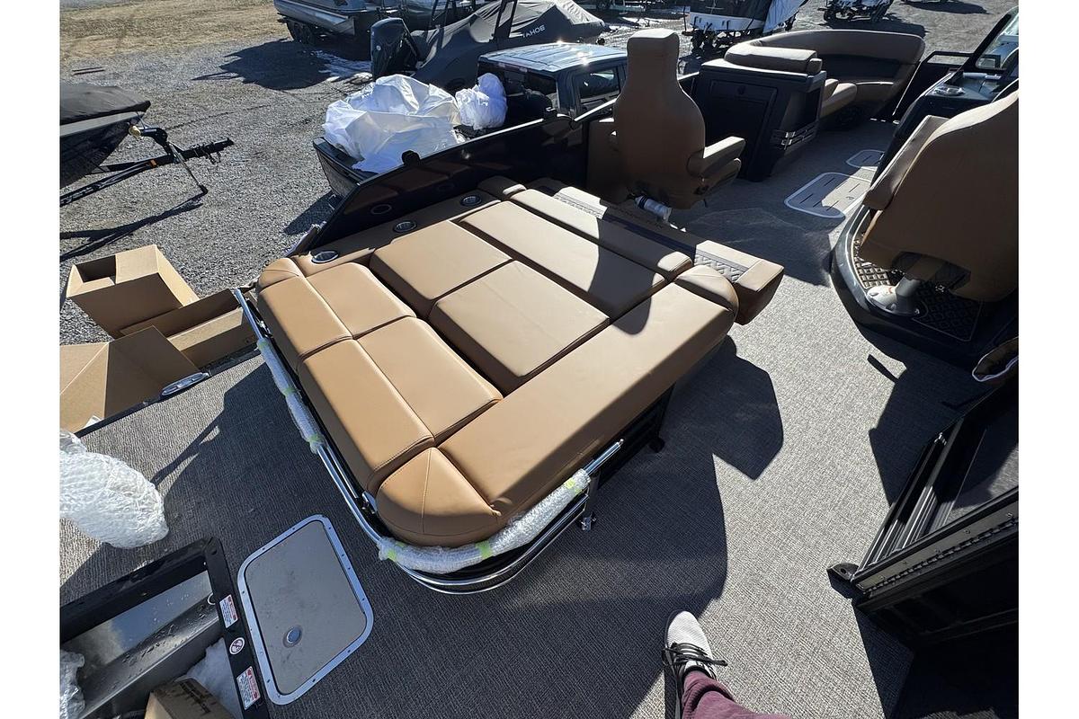 2025 Bennington 24 M Swingback