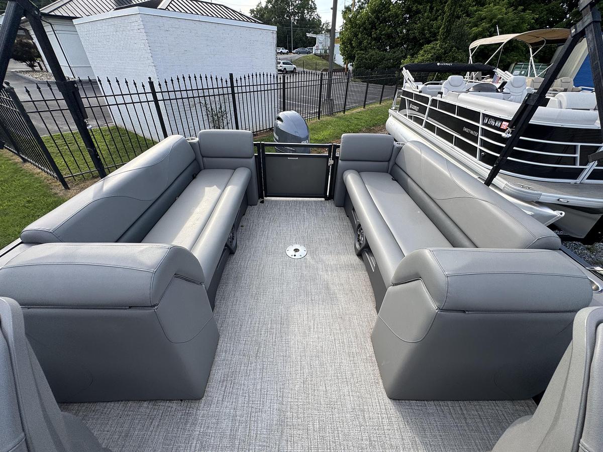 Used 2021 Avalon Venture 2280 QL