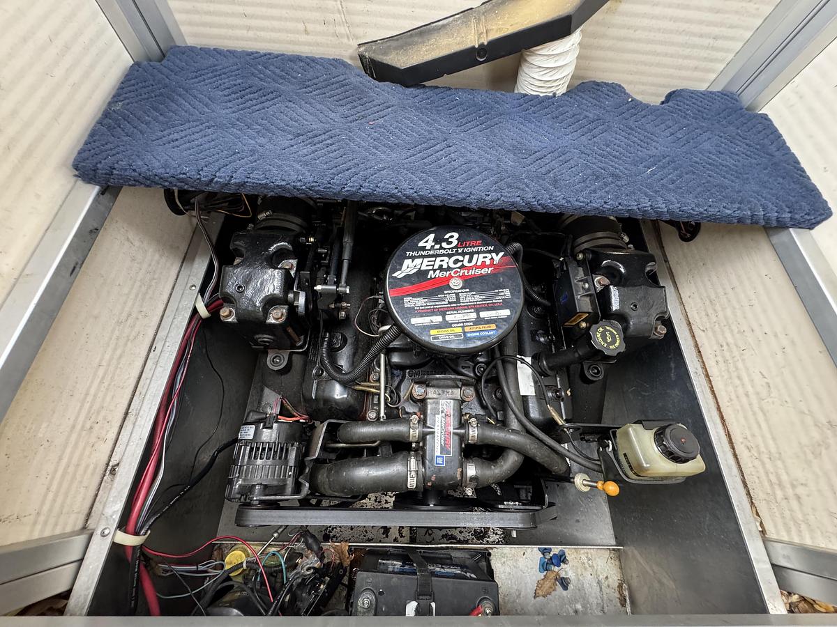 Used 2001 Sylvan Capri 8526