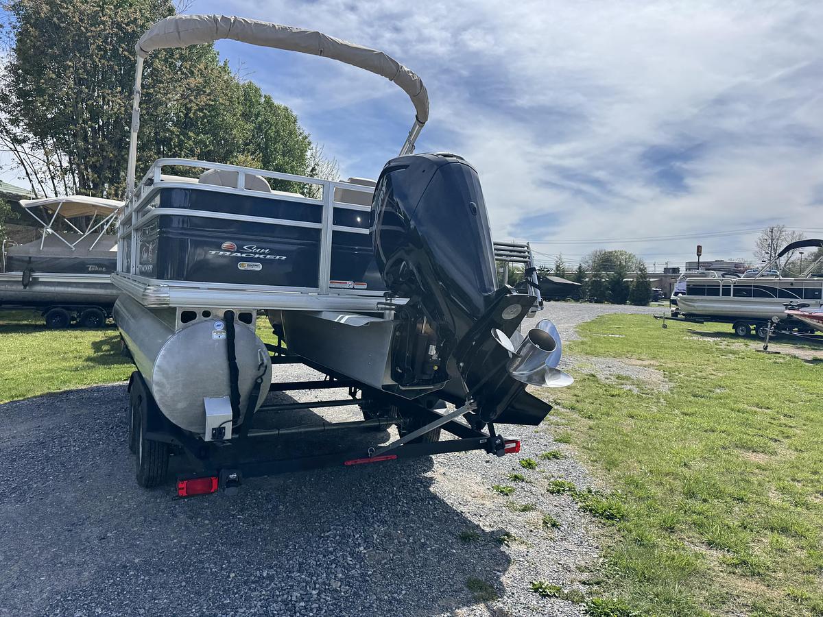 Used Sun Tracker 20 DLX Fishing Barge