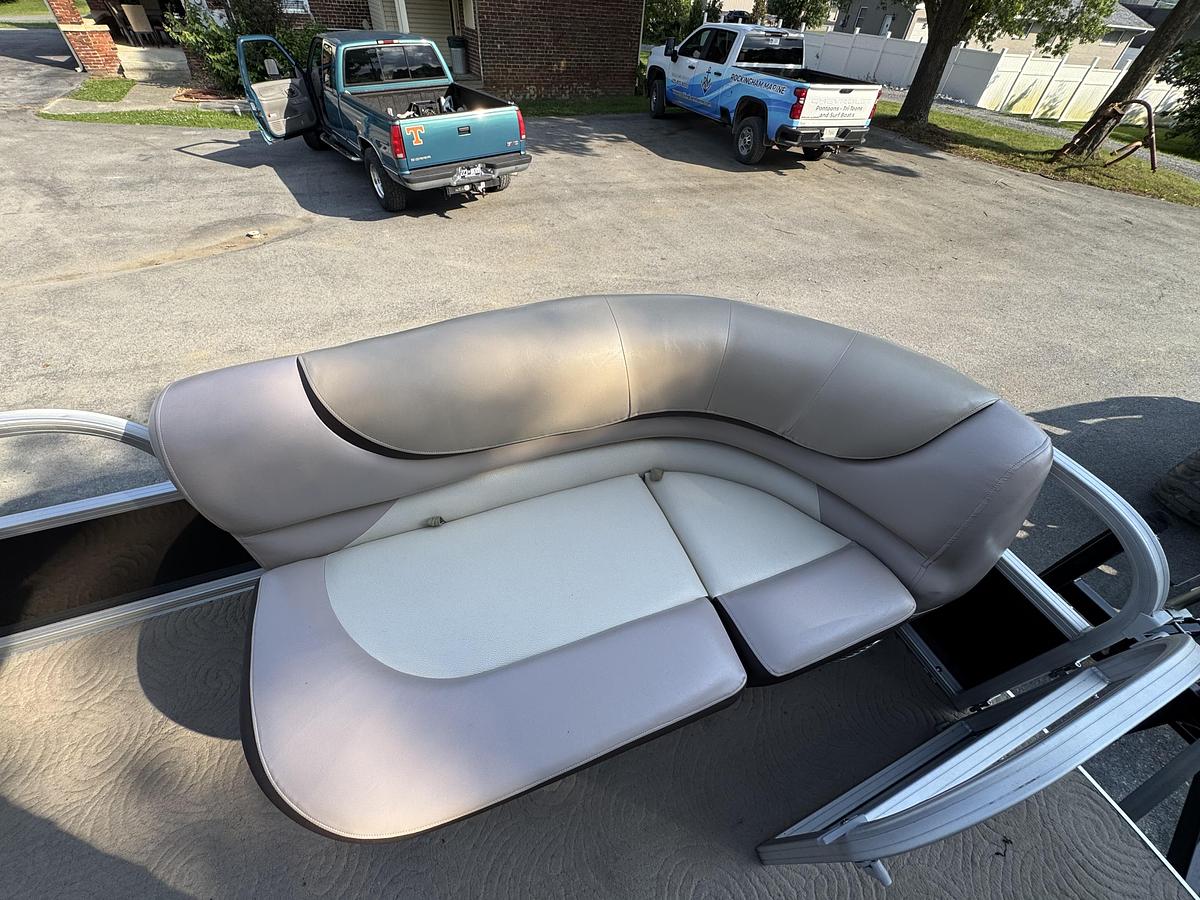 Used 2015 Sun Tracker Party Barge 22 DLX