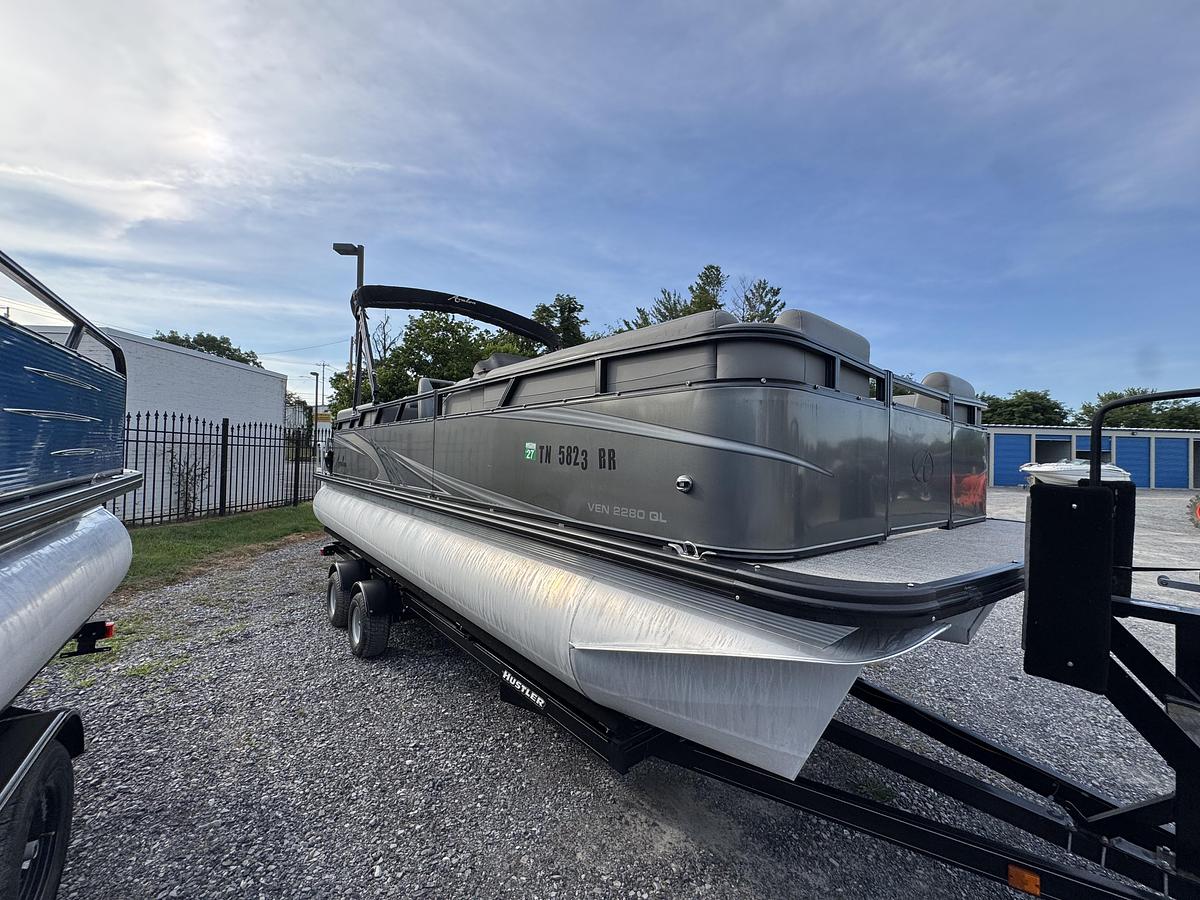 Used 2021 Avalon Venture 2280 QL