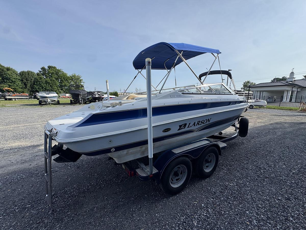 Used 2005 Larson LXI 208