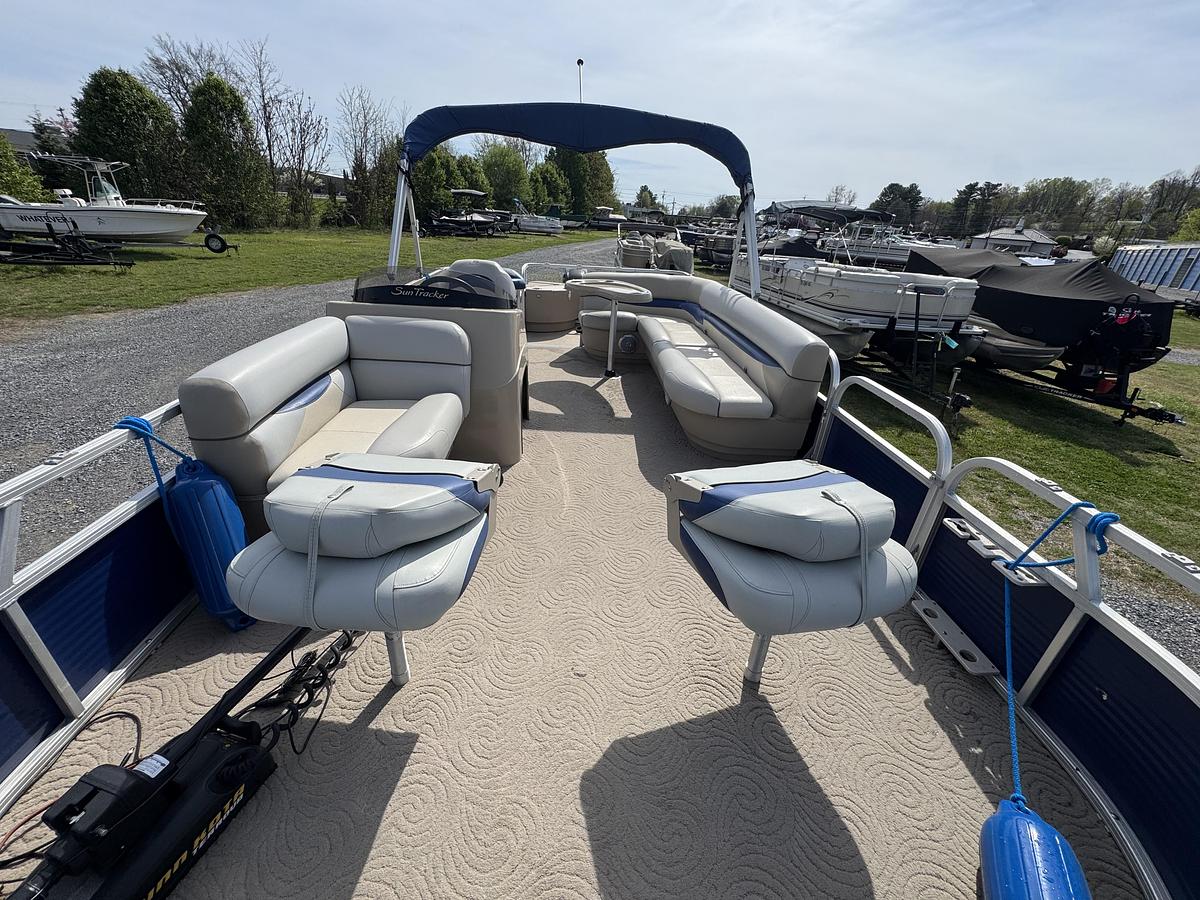 Used Sun Tracker 20 DLX Fishing Barge