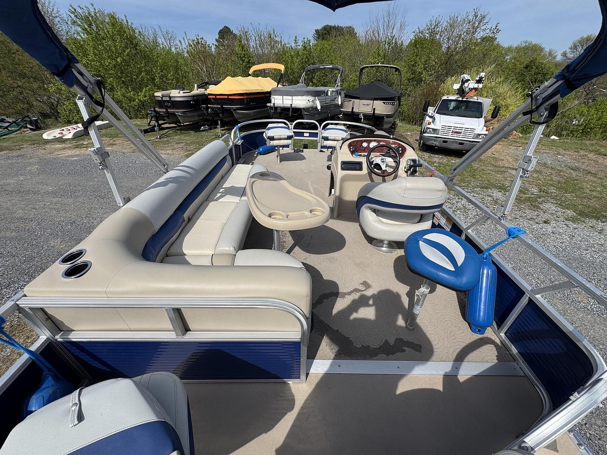 Used Sun Tracker 20 DLX Fishing Barge
