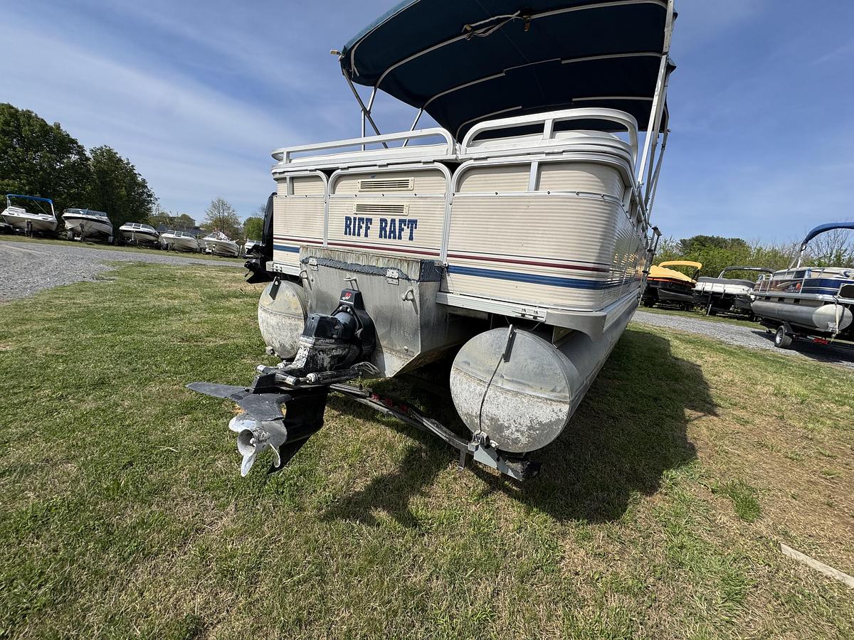 Used 2001 Sylvan Capri 8526
