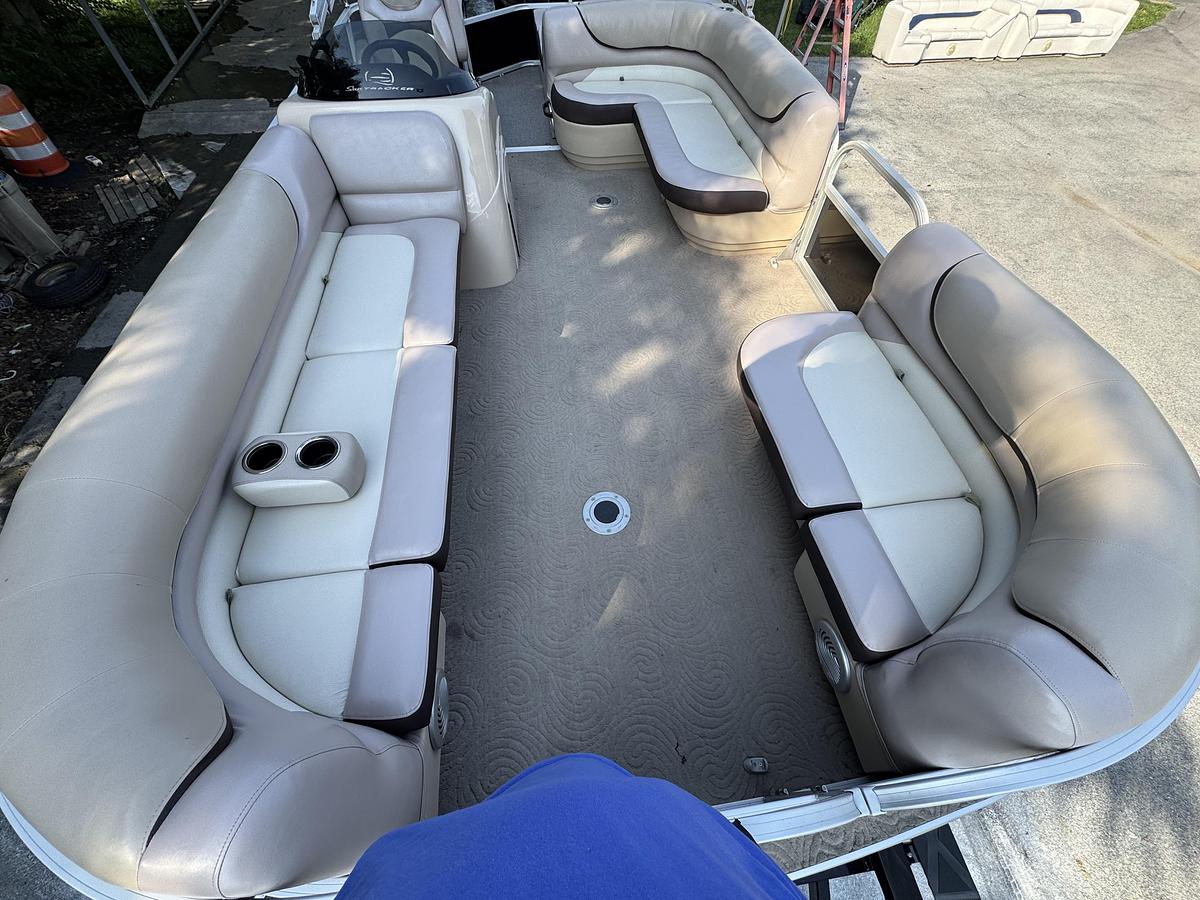 Used 2015 Sun Tracker Party Barge 22 DLX