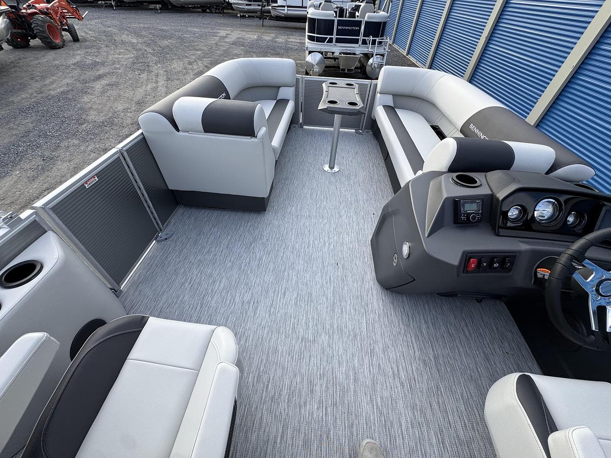 2026 Bennington 22 SSB-Tritoon