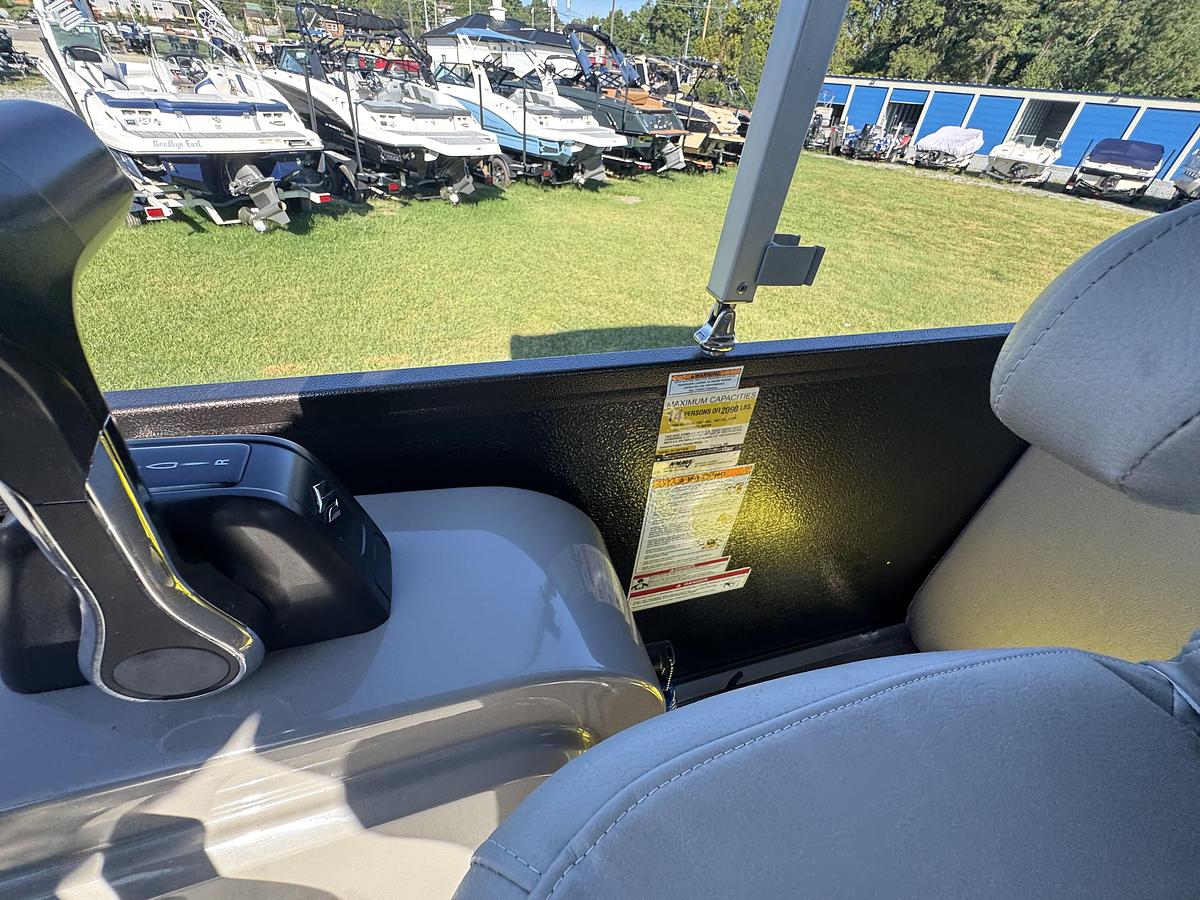 Used 2020 Premier 220 SunSpree RF