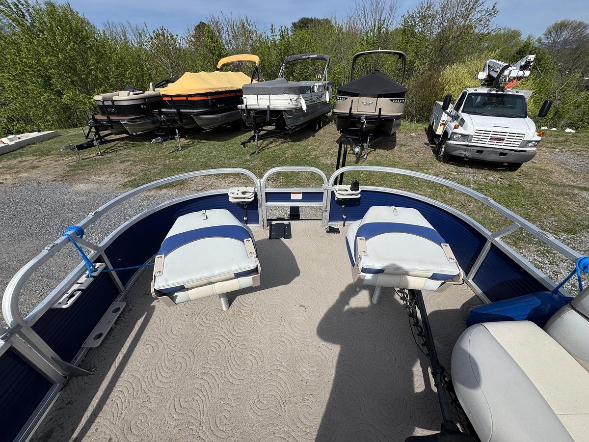 Used Sun Tracker 20 DLX Fishing Barge