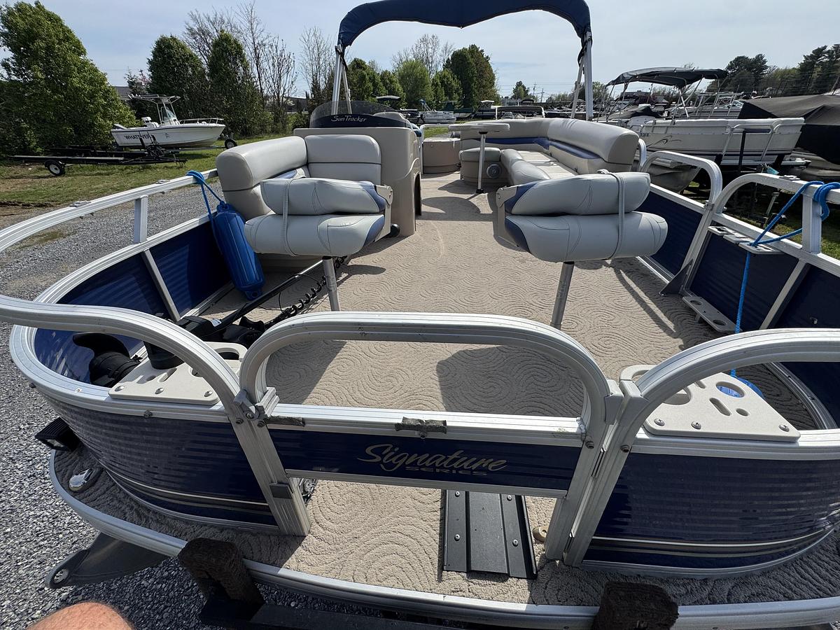 Used Sun Tracker 20 DLX Fishing Barge