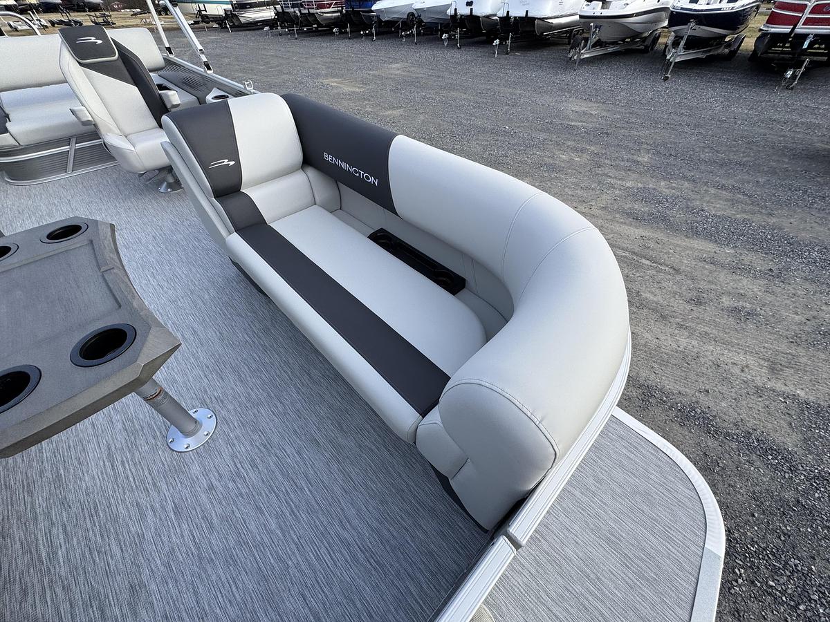 2026 Bennington 22 SSB-Tritoon