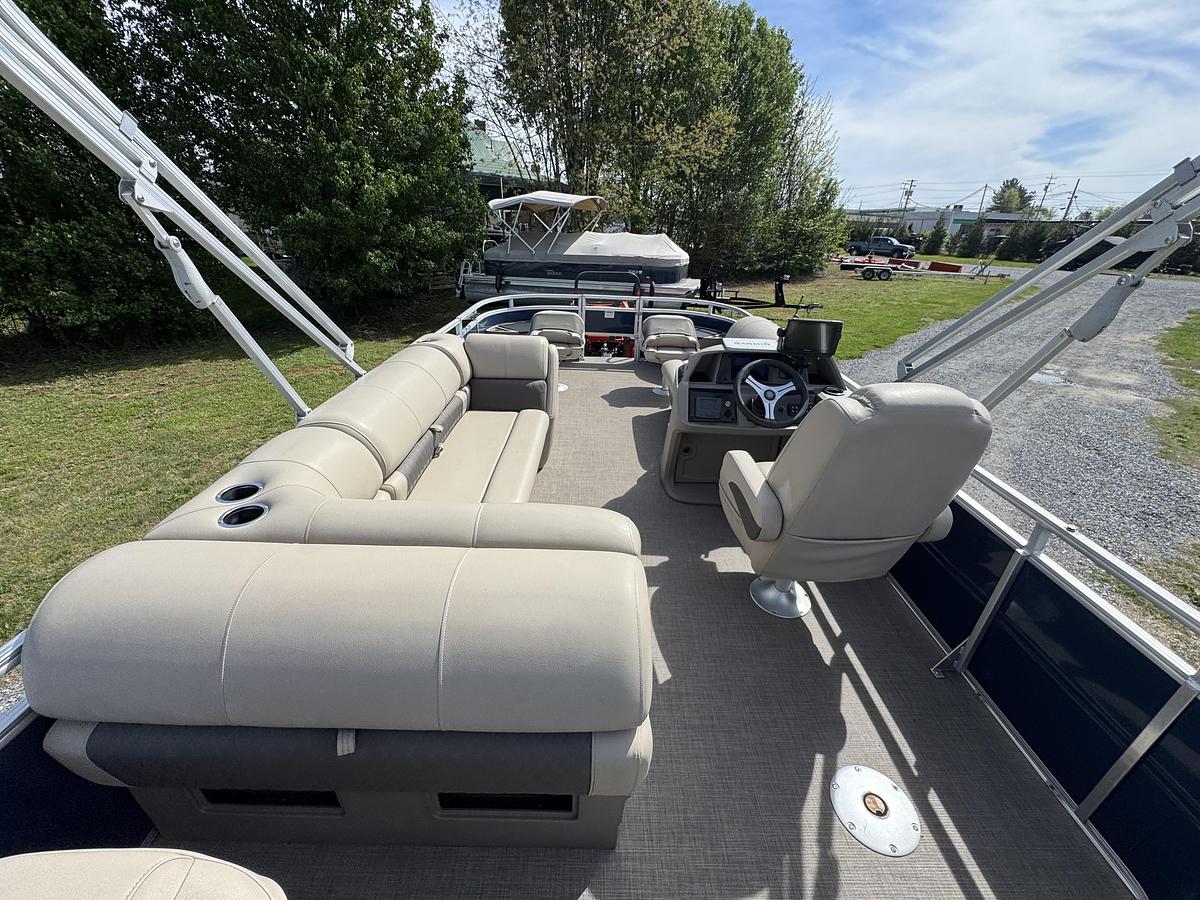 Used Sun Tracker 20 DLX Fishing Barge
