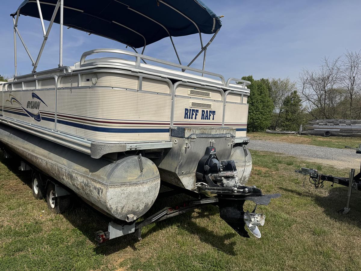 Used 2001 Sylvan Capri 8526