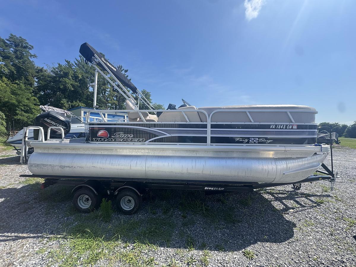 Used 2015 Sun Tracker Party Barge 22 DLX