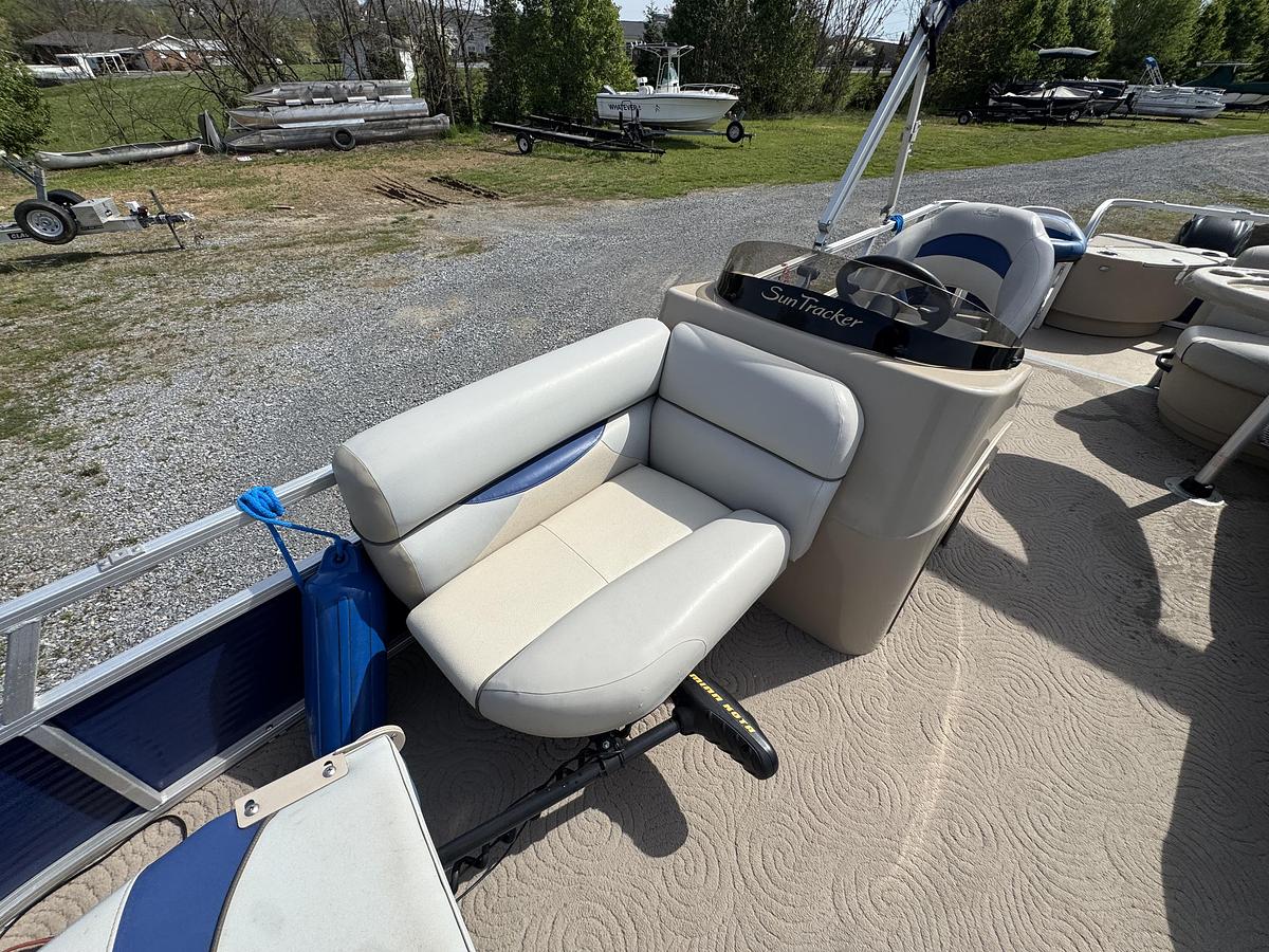 Used Sun Tracker 20 DLX Fishing Barge