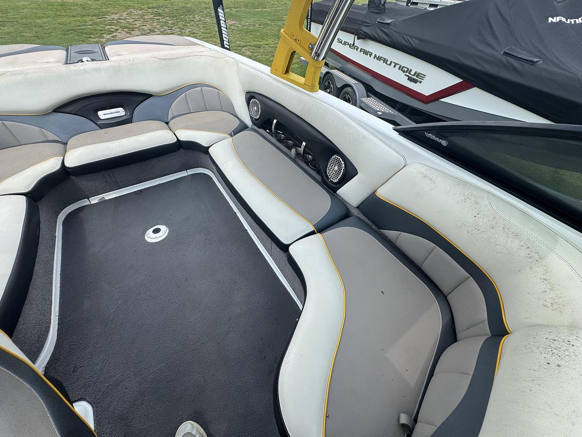 Used 2012 Malibu Wakesetter LSV