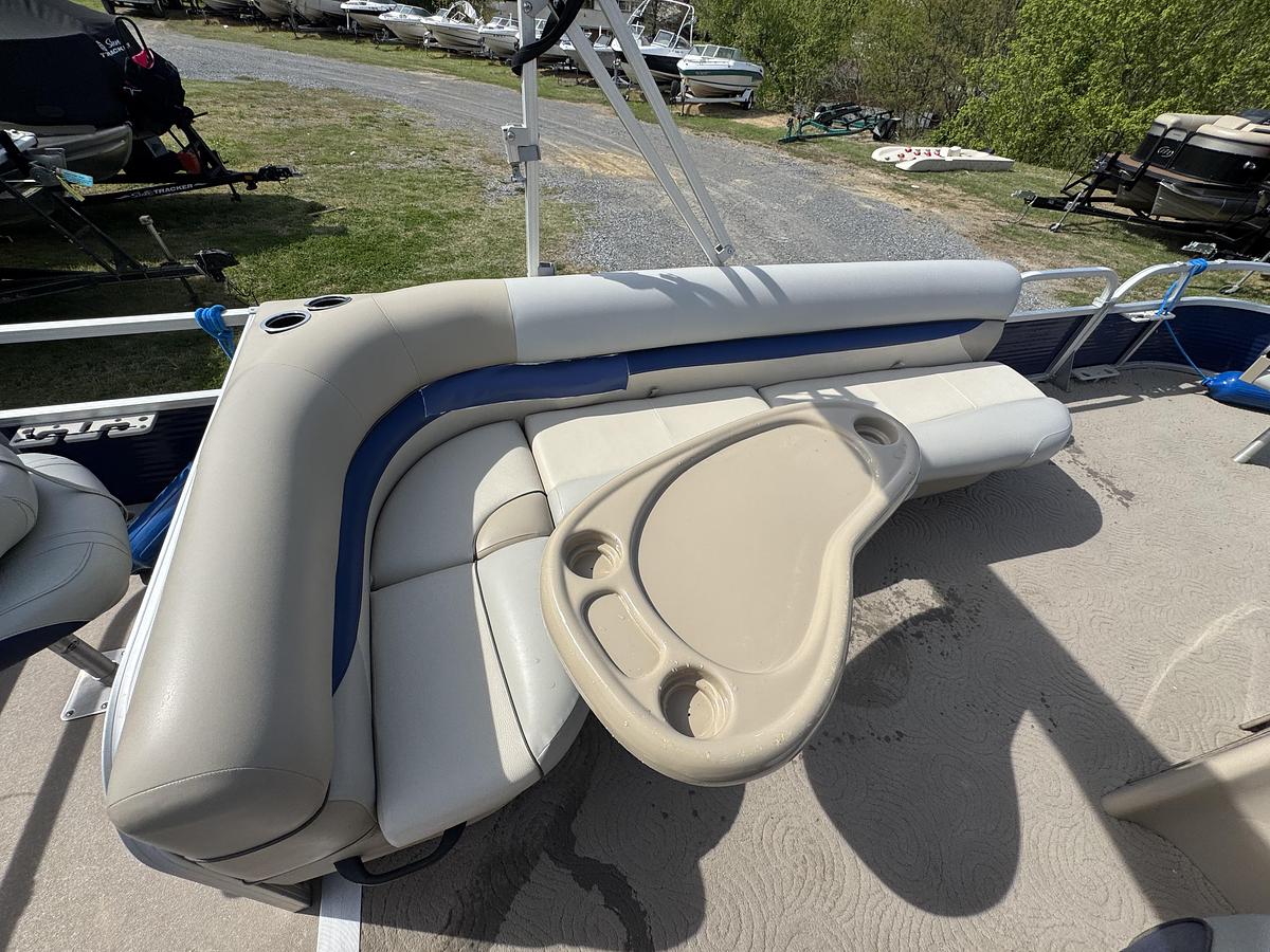 Used Sun Tracker 20 DLX Fishing Barge