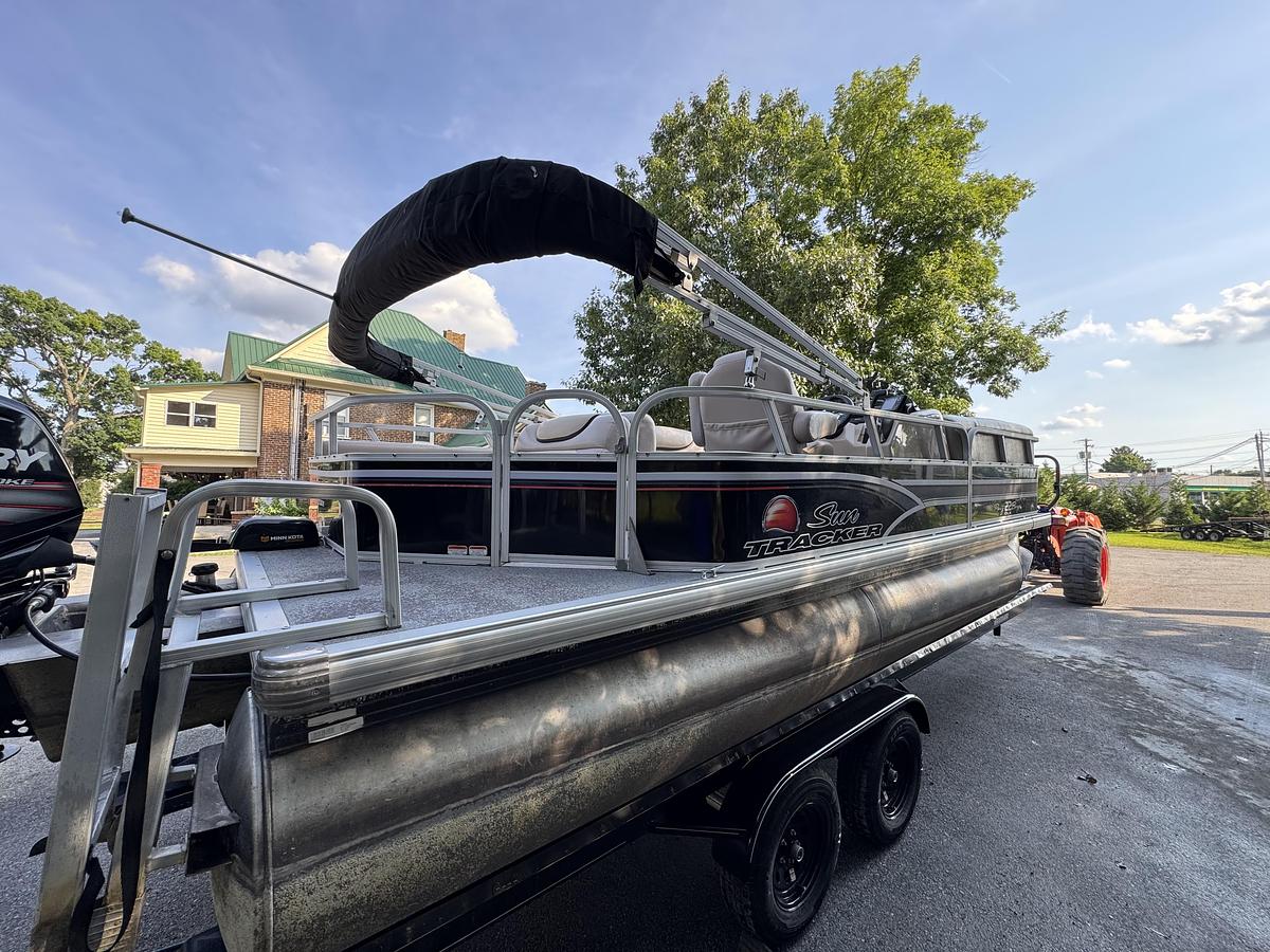 Used 2015 Sun Tracker Party Barge 22 DLX