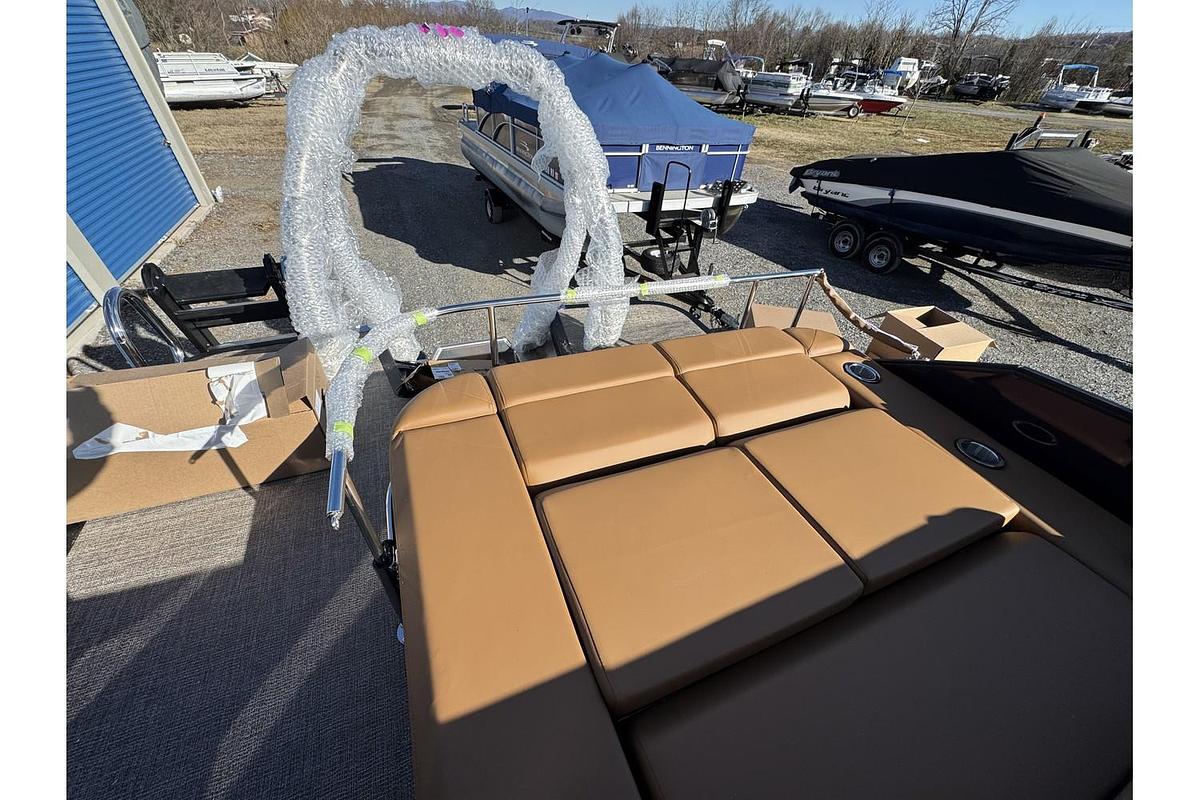 2025 Bennington 24 M Swingback