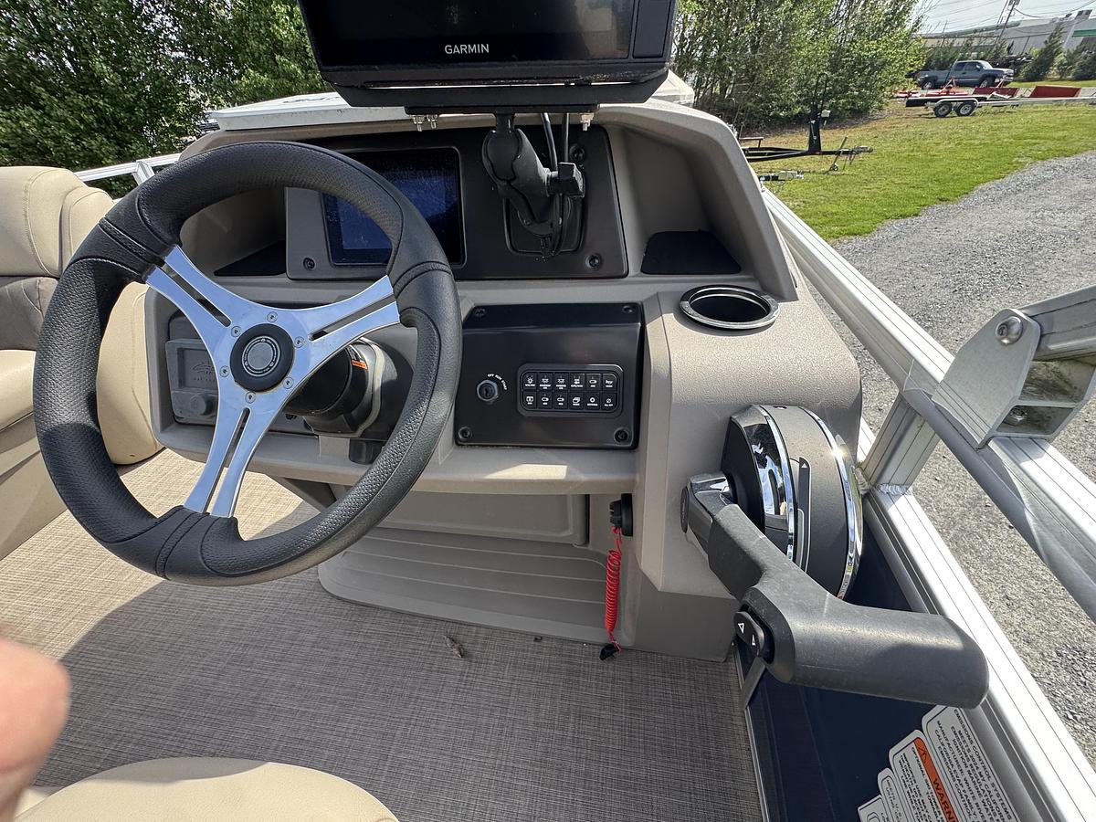 Used Sun Tracker 20 DLX Fishing Barge