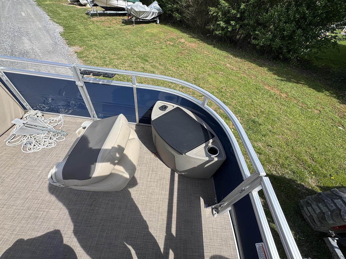 Used Sun Tracker 20 DLX Fishing Barge