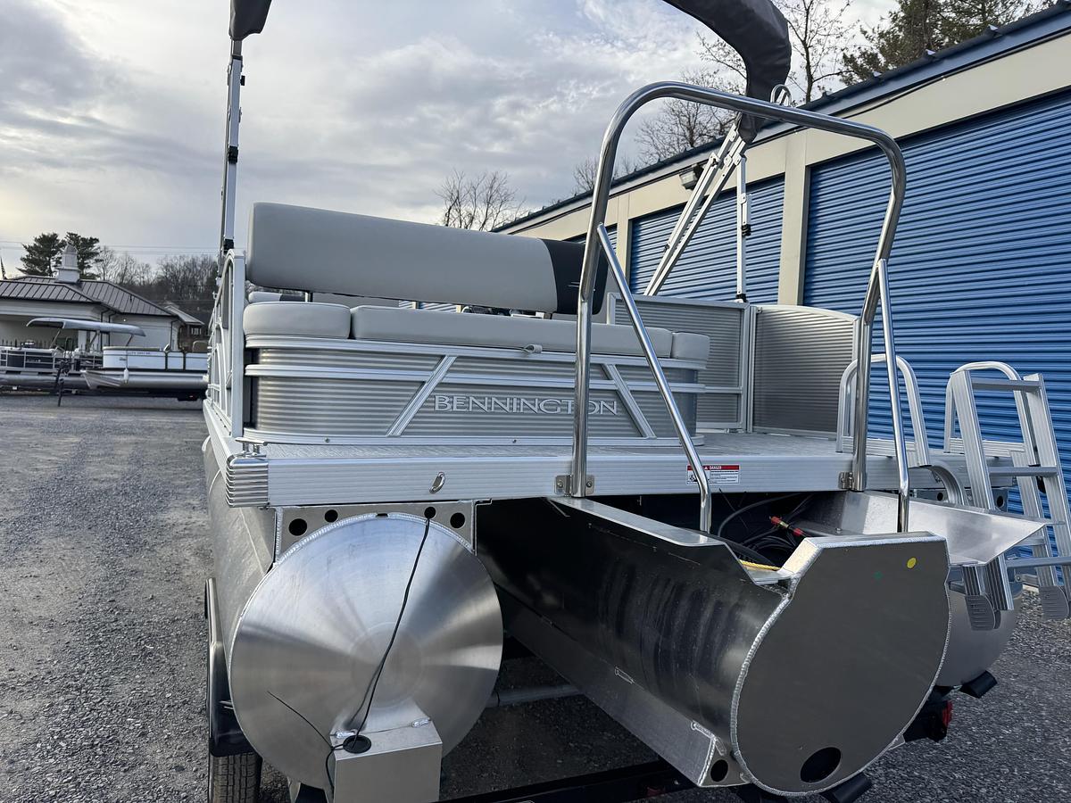 2026 Bennington 22 SSB-Tritoon