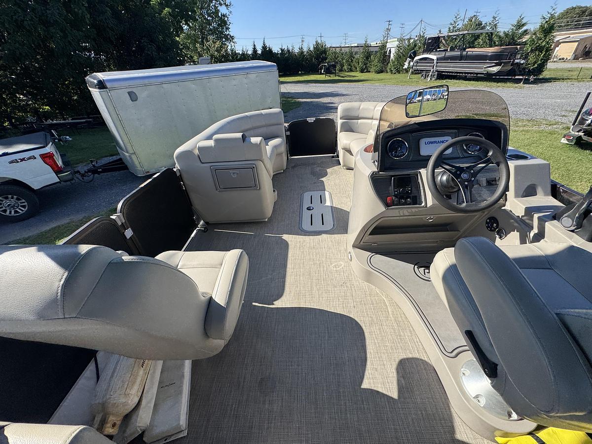 Used 2020 Premier 220 SunSpree RF