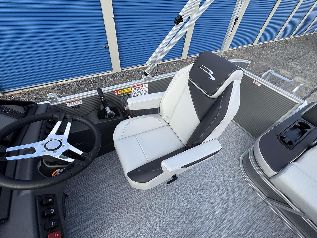 2026 Bennington 22 SSB-Tritoon